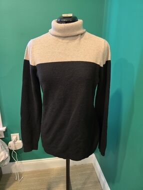 Hayden 100% Cashmere Two-Tone Turtleneck Sweater in Black & Cream. Size M
